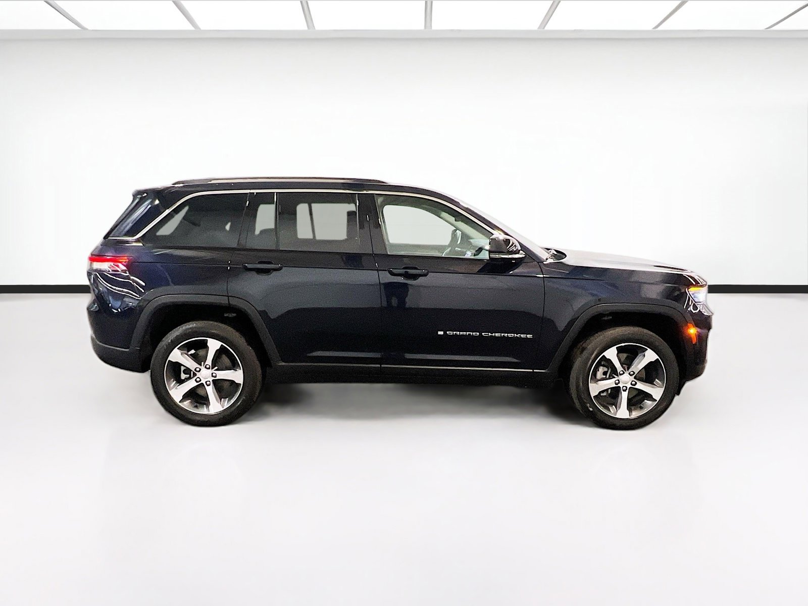 Used 2023 Jeep Grand Cherokee 4WD 4xe w/ Luxury Tech Group II image 26