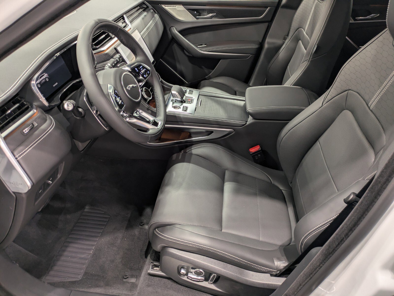 New 2026 Jaguar F-PACE R-Dynamic S image 6