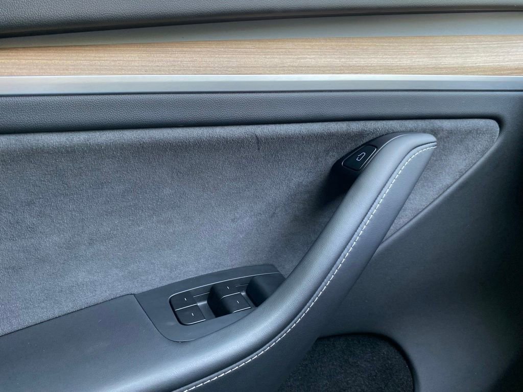 Used 2025 Tesla Model Y Performance AWD/4WD image 15