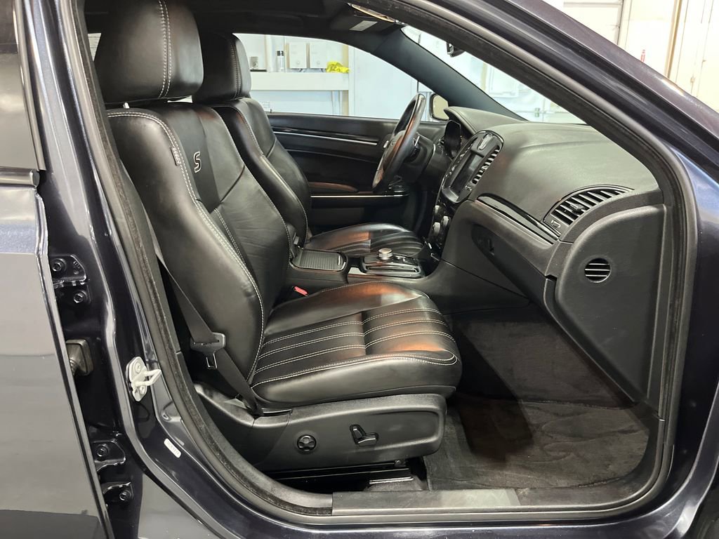 Used 2018 Chrysler 300 S w/ 300S Premium Group image 31