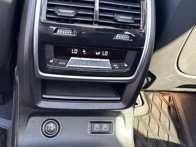 Used 2022 BMW X7 xDrive40i w/ Cold Weather Package image 23