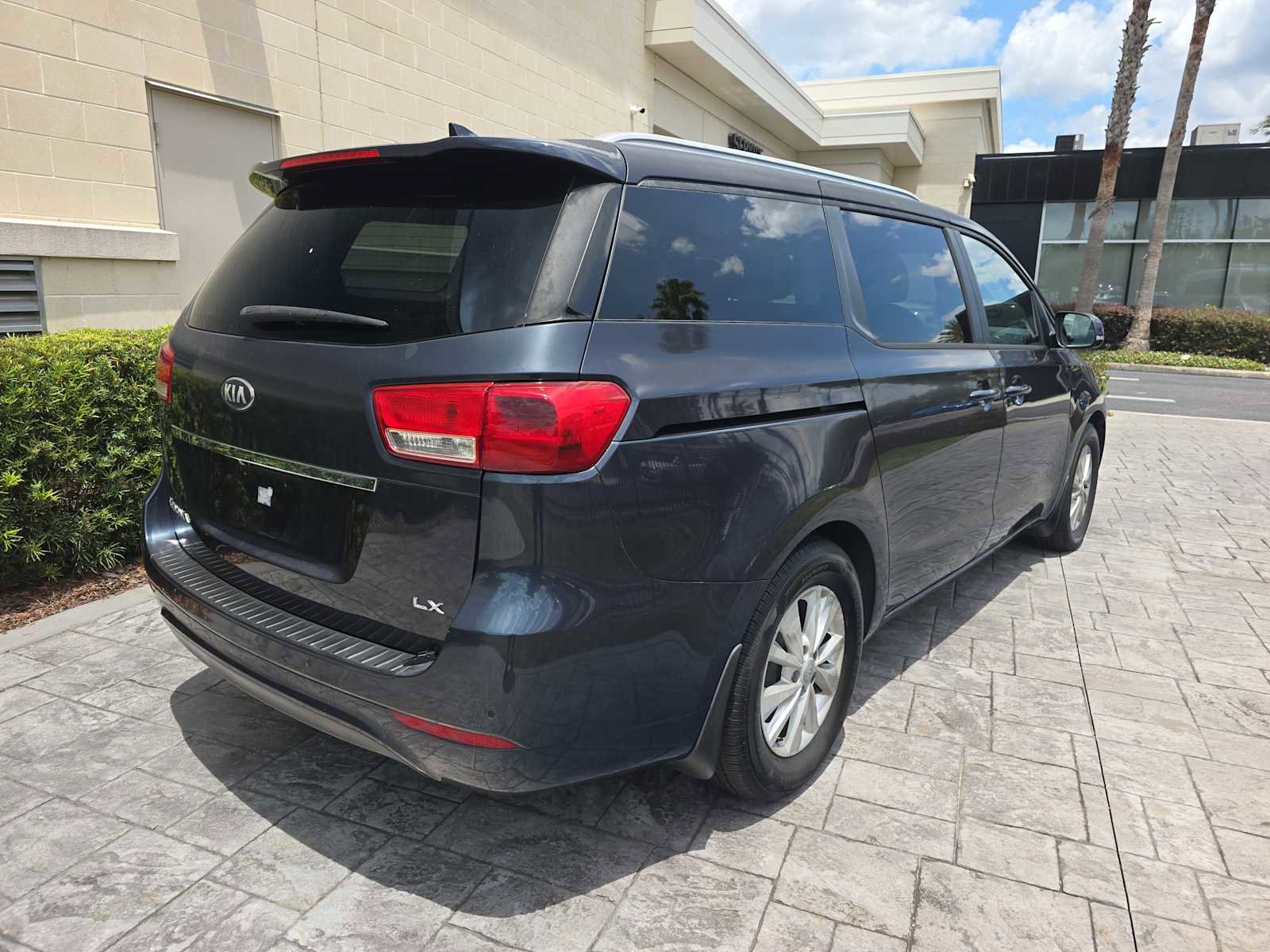 Used 2016 Kia Sedona LX w/ LX Essentials Premium Package FWD image 3