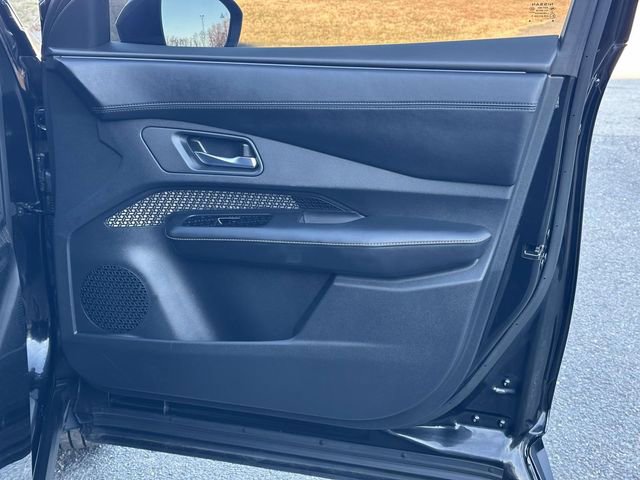 Used 2023 Nissan Ariya AWD image 9