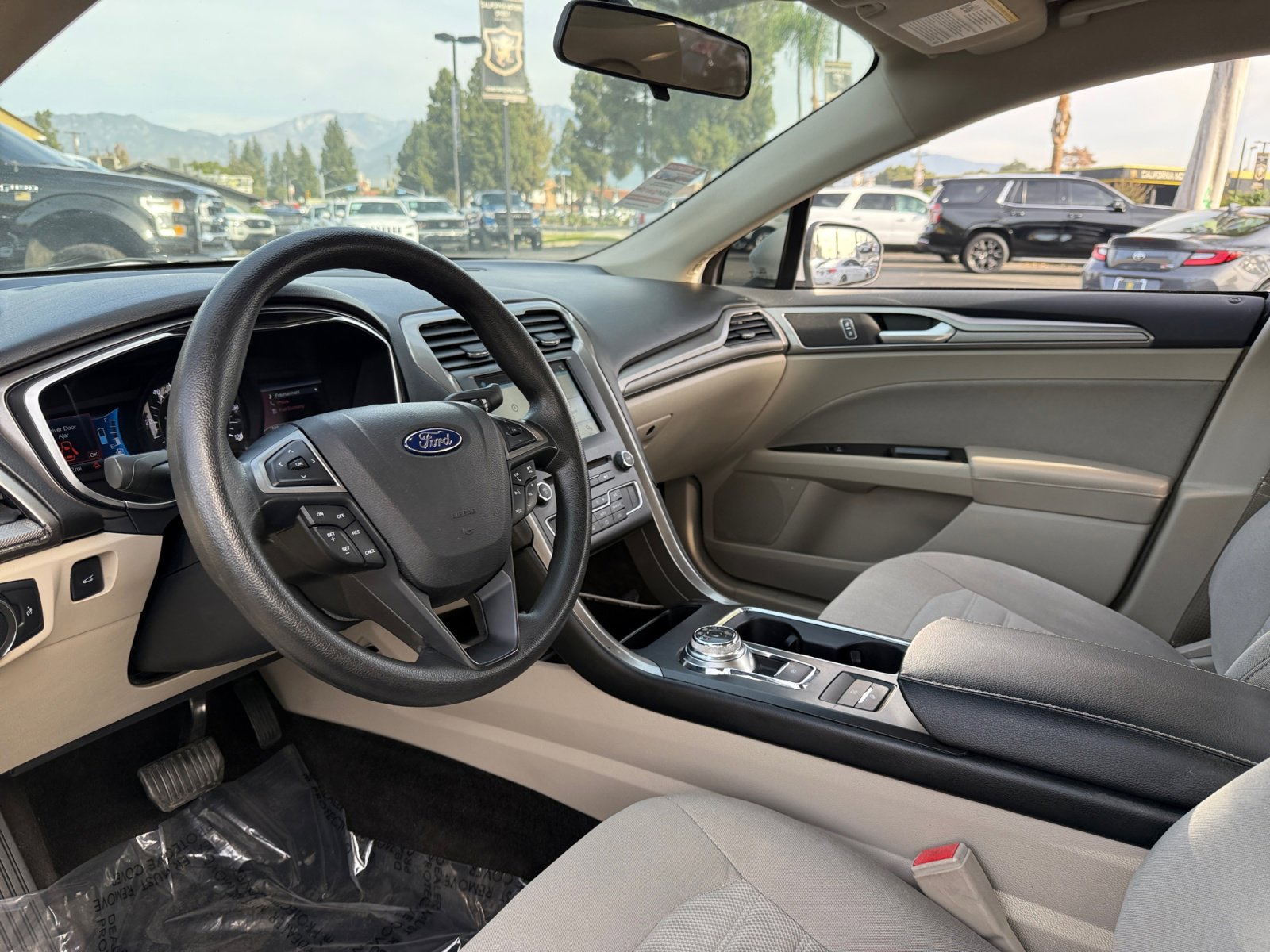 Used 2017 Ford Fusion SE image 15