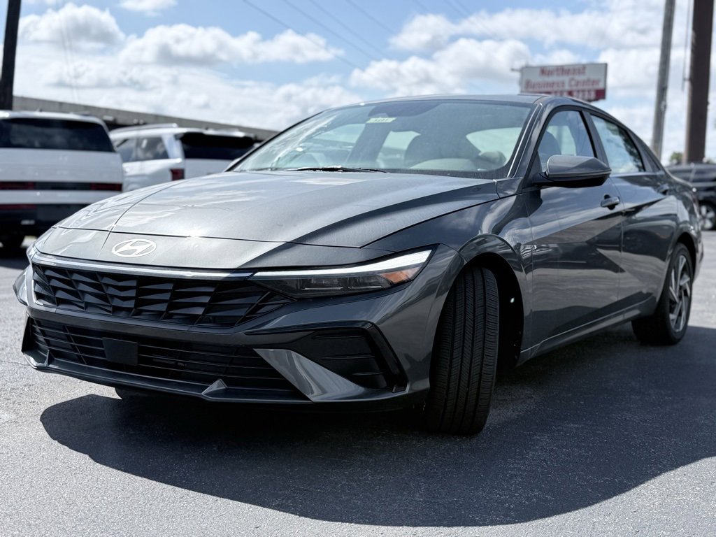 New 2025 Hyundai Elantra Limited image 3