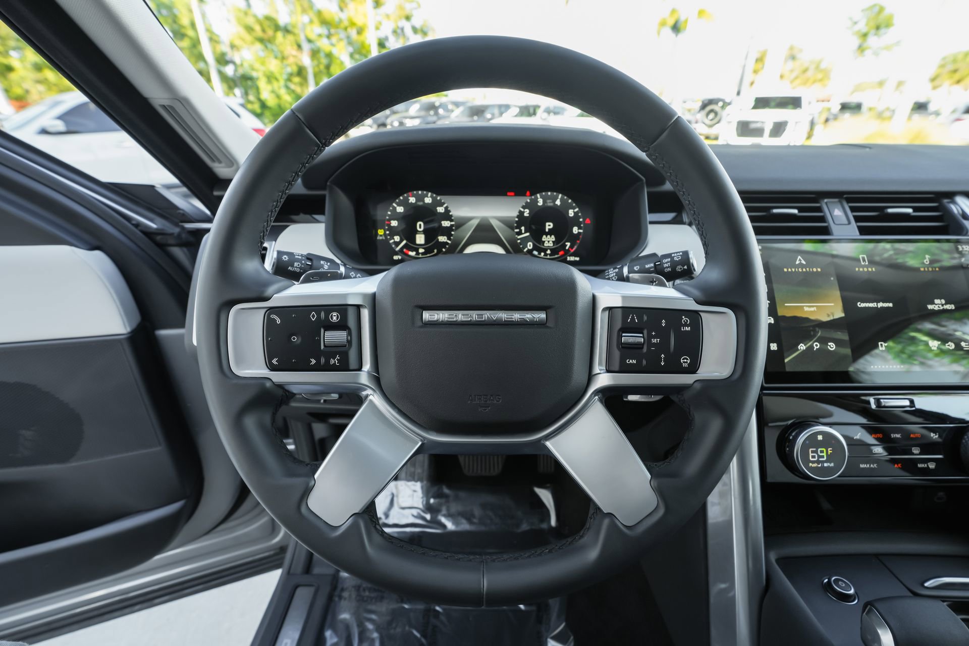 Used 2025 Land Rover Discovery S image 8