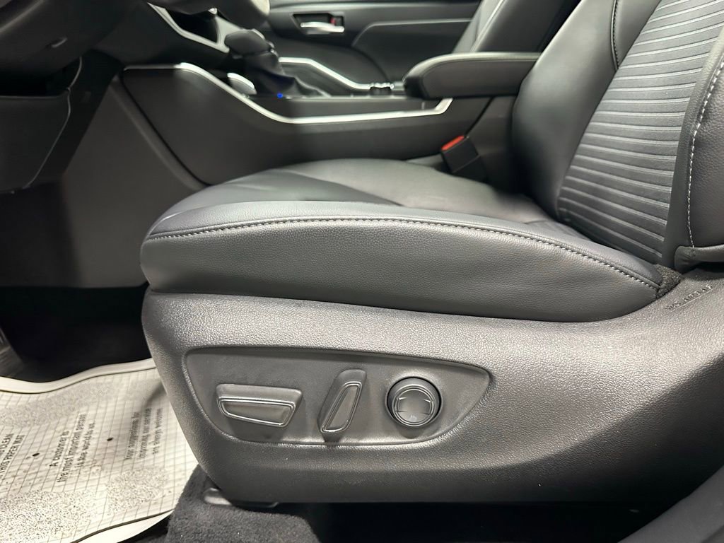 Used 2025 Toyota Highlander XSE image 12