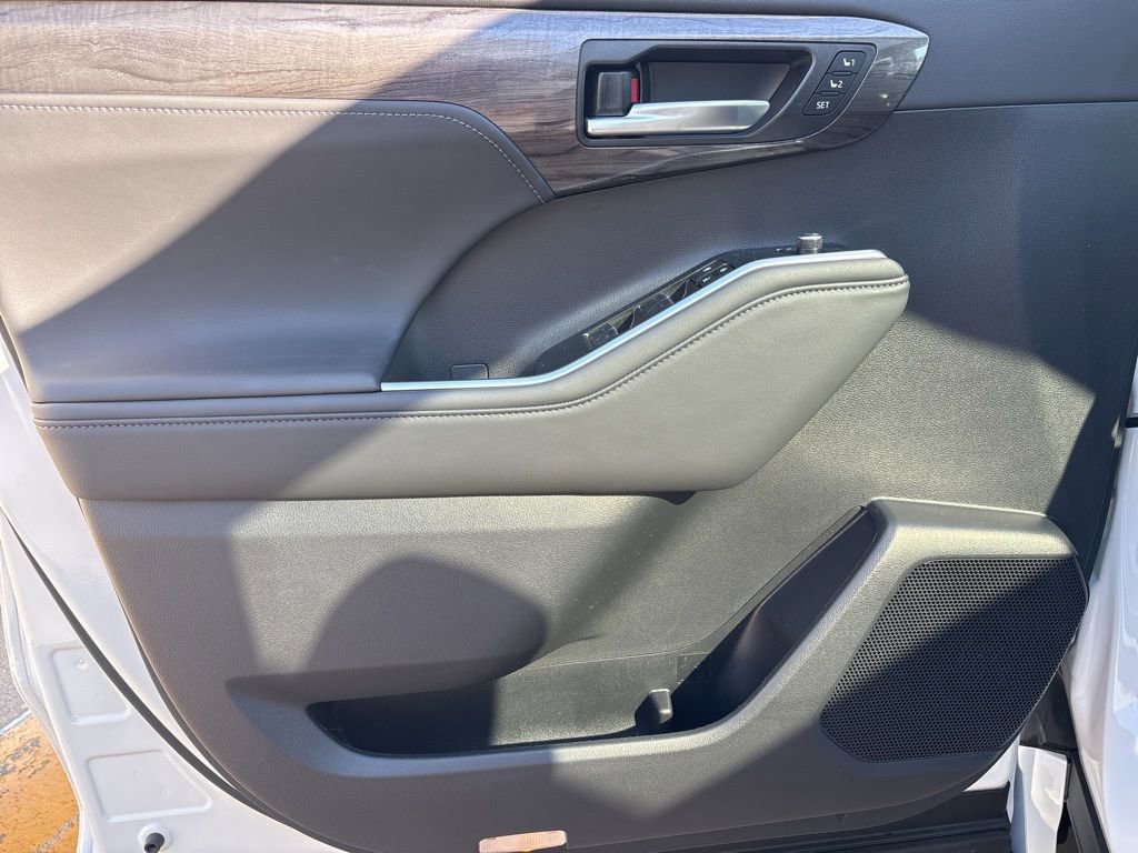 New 2026 Toyota Highlander Platinum image 13