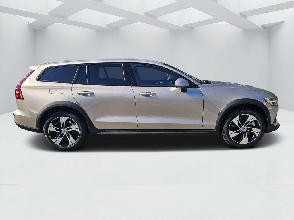 Certified 2025 Volvo V60 B5 Cross Country Plus AWD/4WD image 2