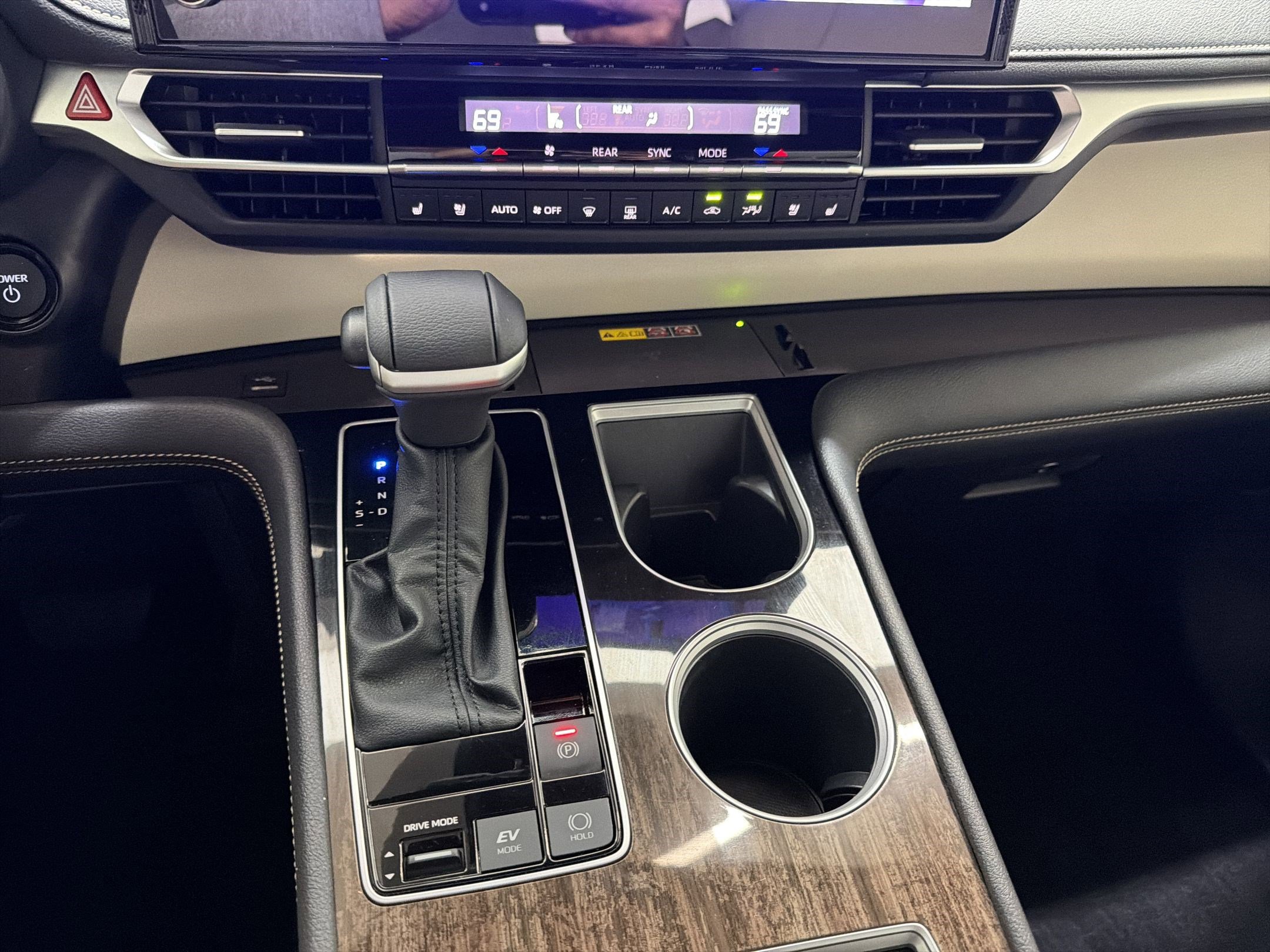 Used 2025 Toyota Sienna Limited image 24