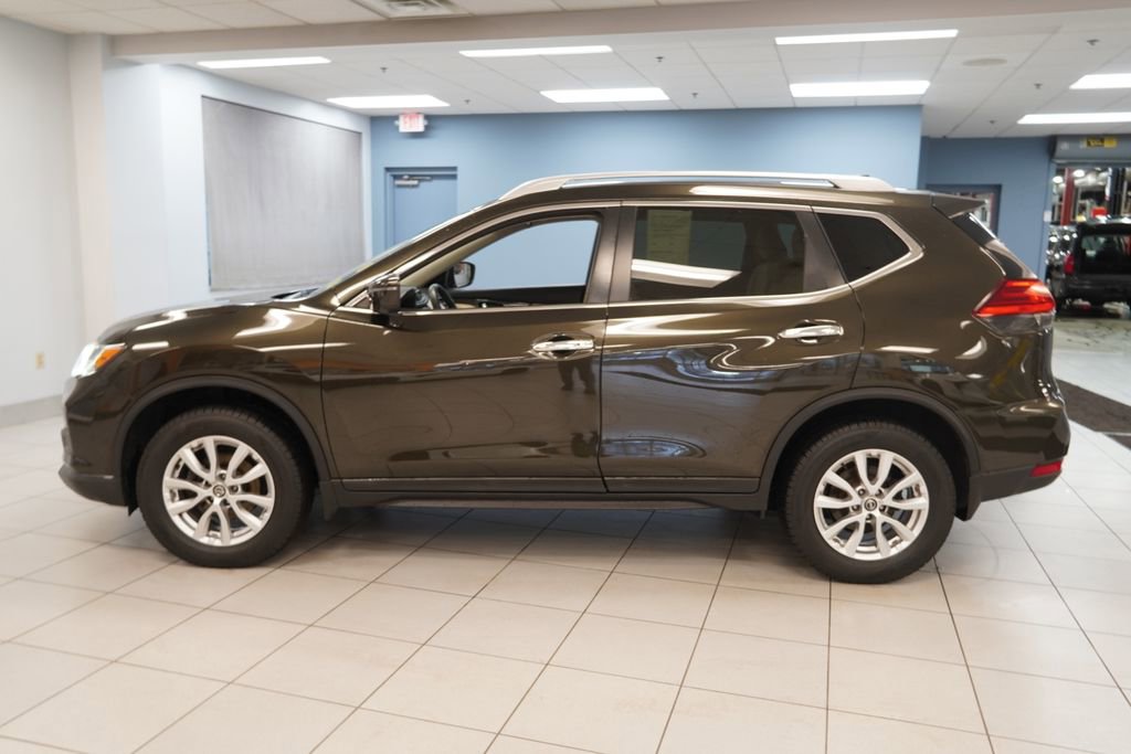 Used 2017 Nissan Rogue SV image 2