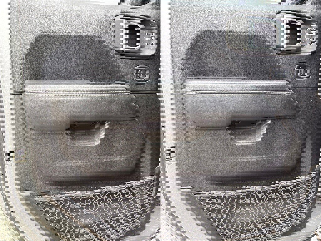 Used 2018 Jeep Wrangler Unlimited Sahara image 19