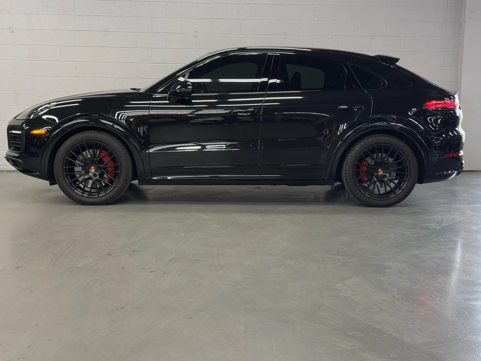 Used 2023 Porsche Cayenne GTS AWD/4WD image 2