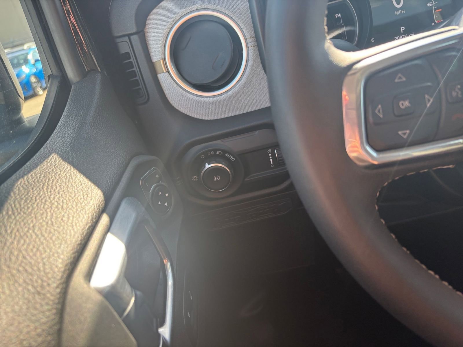 Used 2025 Jeep Wrangler Sahara image 32