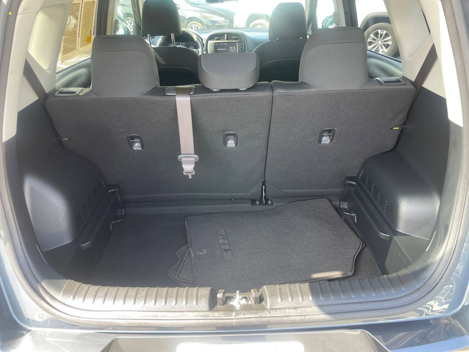 Used 2025 Kia Soul LX w/ LX Technology Package FWD image 31