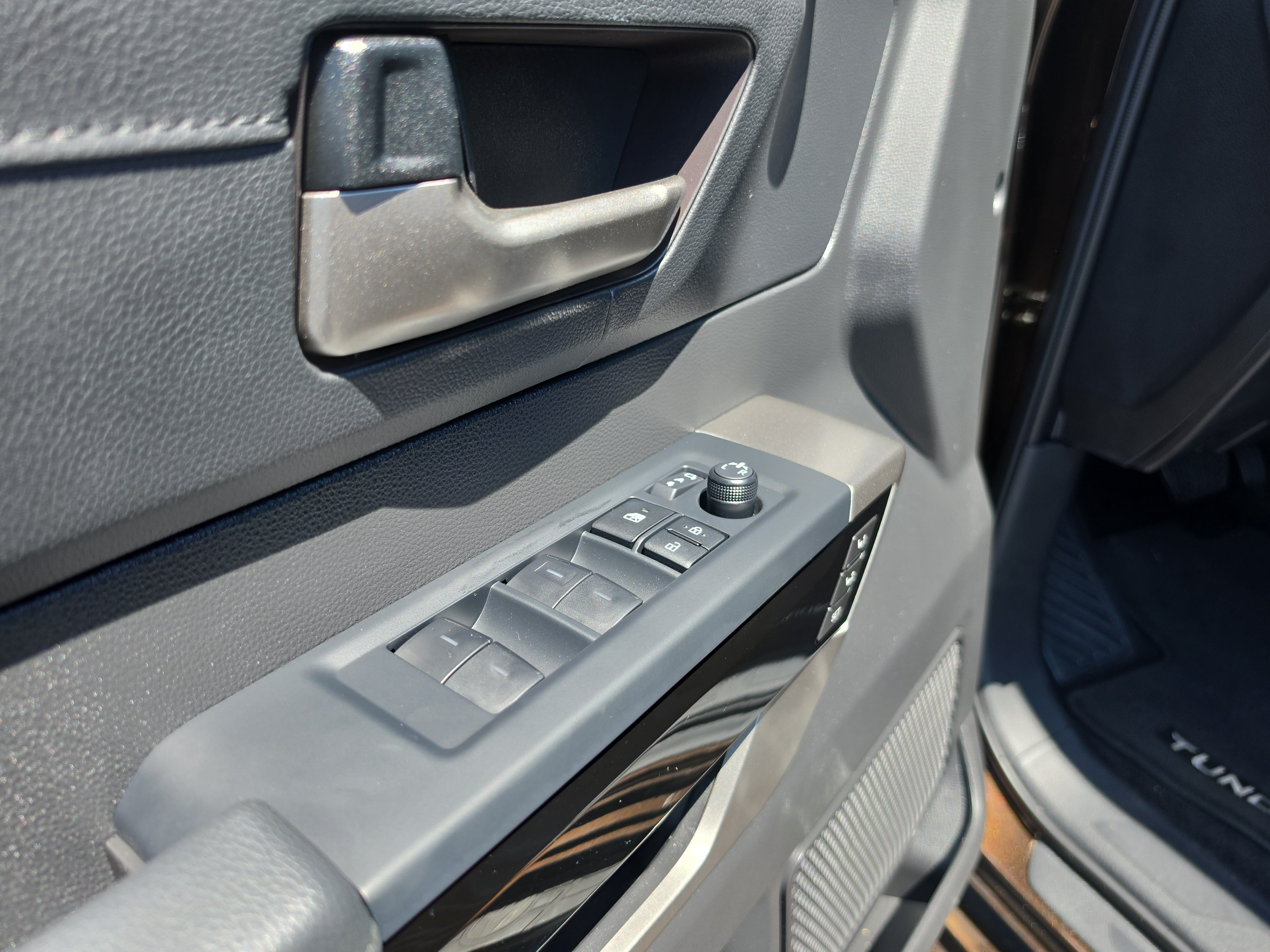 Used 2025 Toyota Tundra Limited AWD/4WD image 18