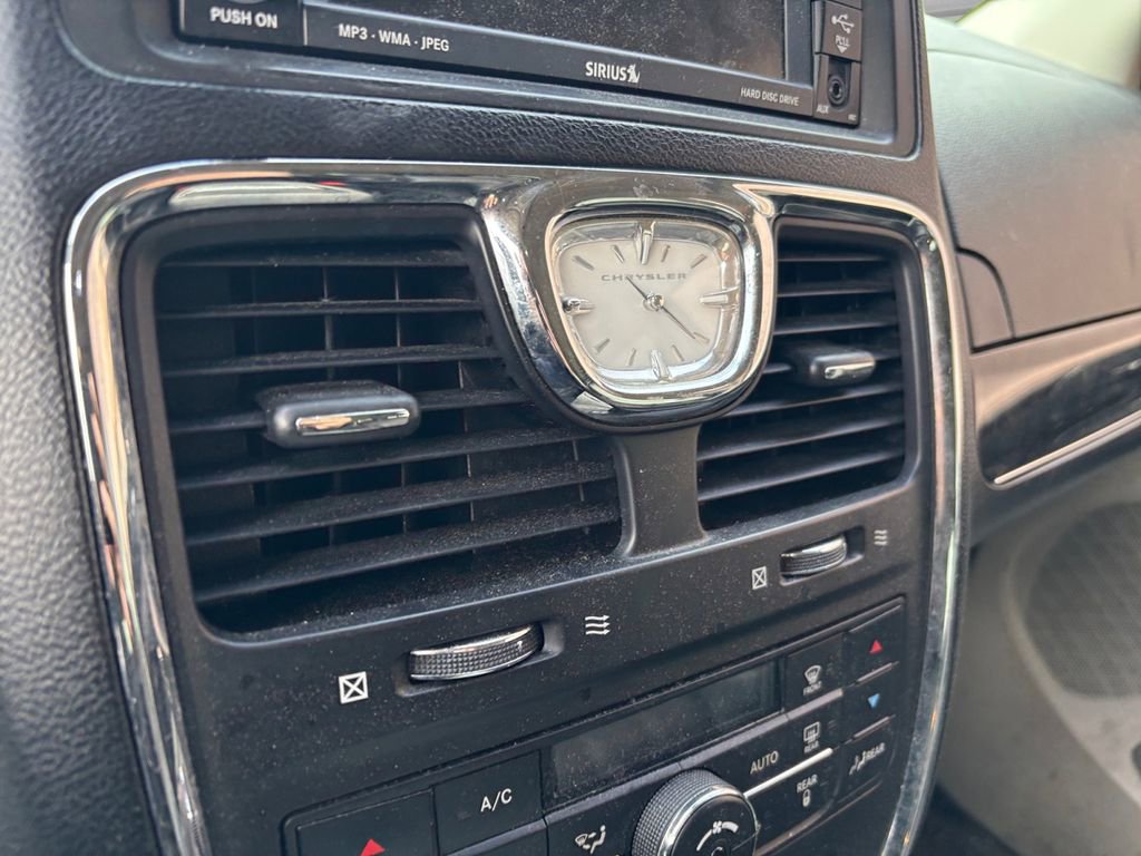Used 2011 Chrysler Town & Country Touring-L w/ Entertainment Group #2 FWD image 17