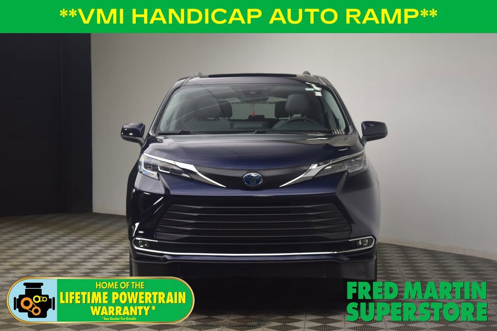 Used 2022 Toyota Sienna XLE image 2