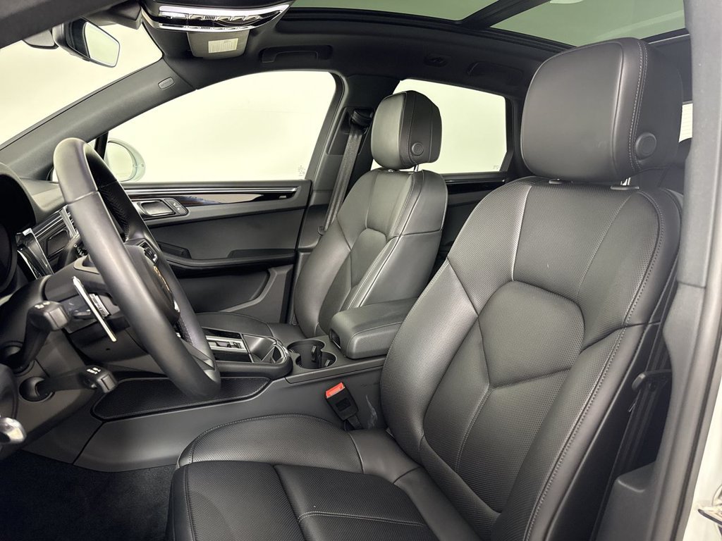 Certified 2025 Porsche Macan AWD/4WD image 5