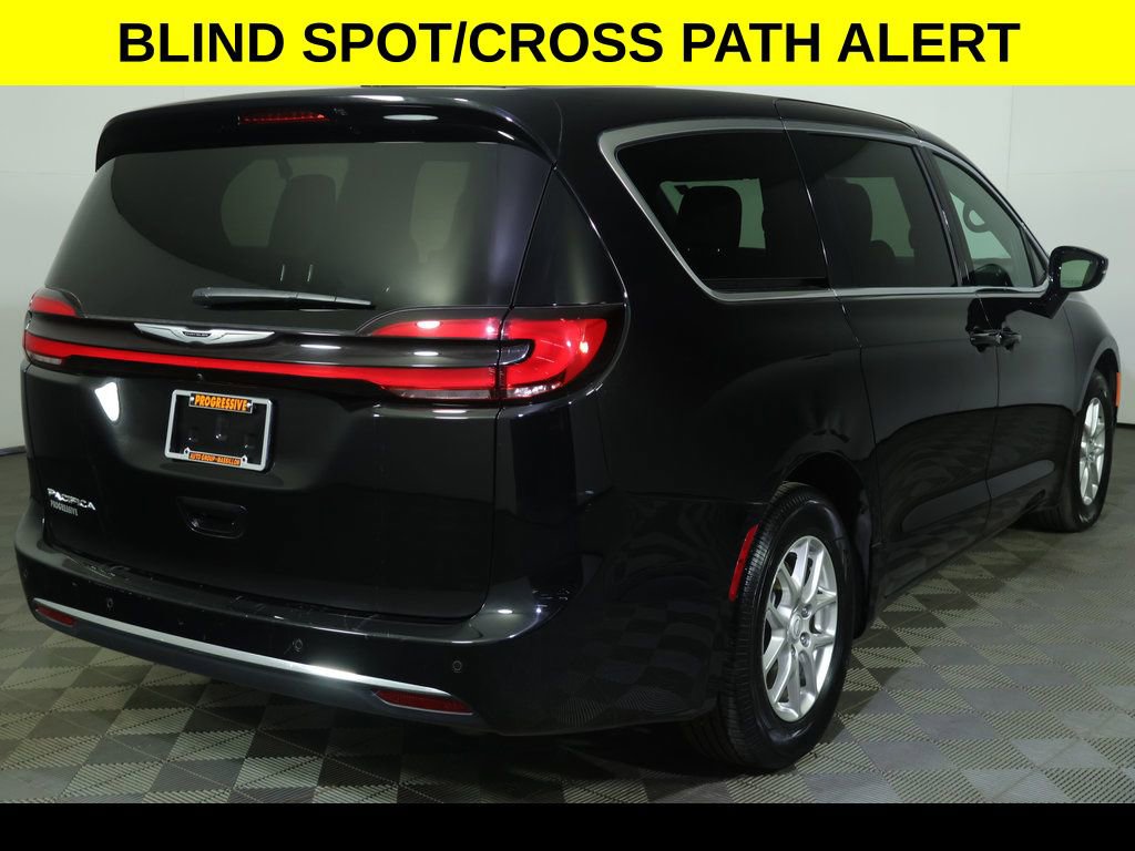 Used 2025 Chrysler Pacifica Select image 10