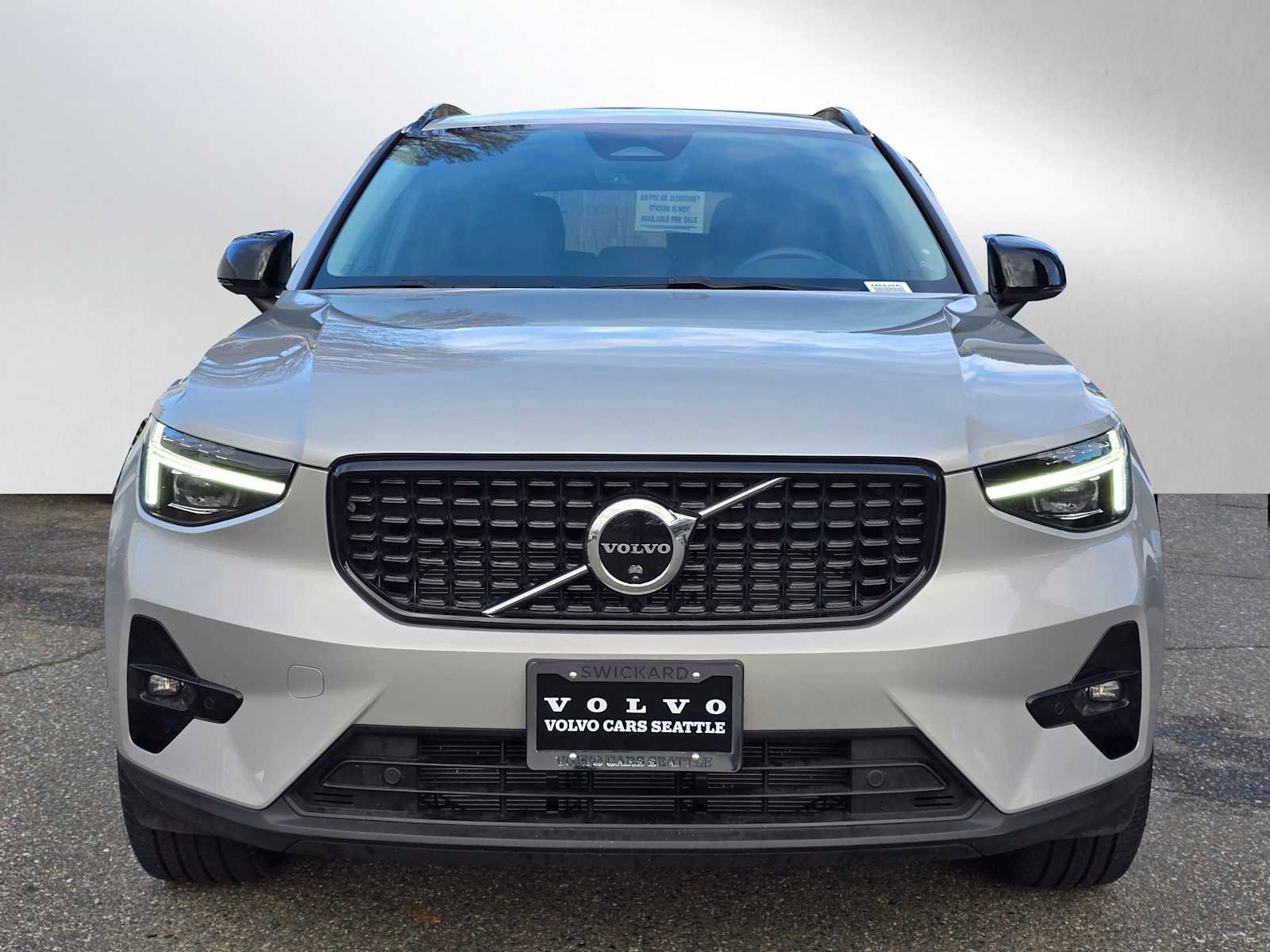 Certified 2025 Volvo XC40 B5 Plus w/ Climate Package image 8