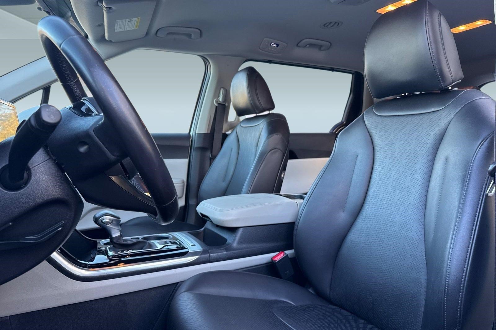 Used 2024 Kia Carnival EX FWD image 5