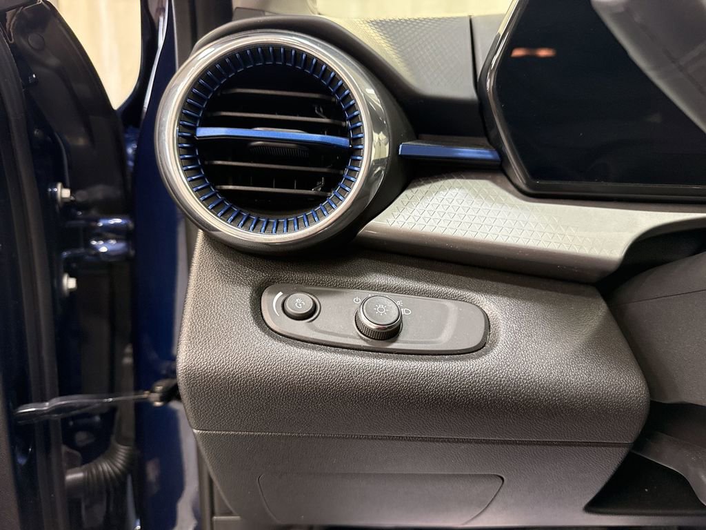 Certified 2024 Chevrolet Trax LT w/ Driver Confidence Package image 24