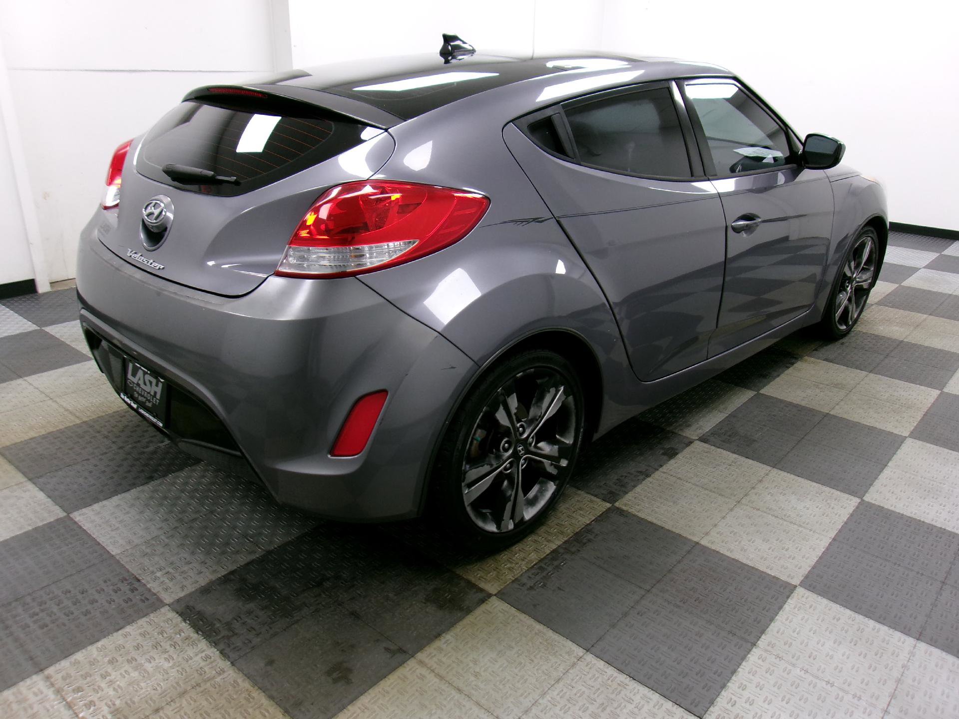 Used 2017 Hyundai Veloster Value Edition image 13