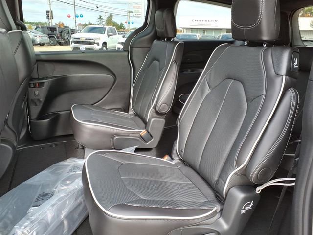 New 2026 Chrysler Pacifica Limited w/ S Appearance Package FWD image 10