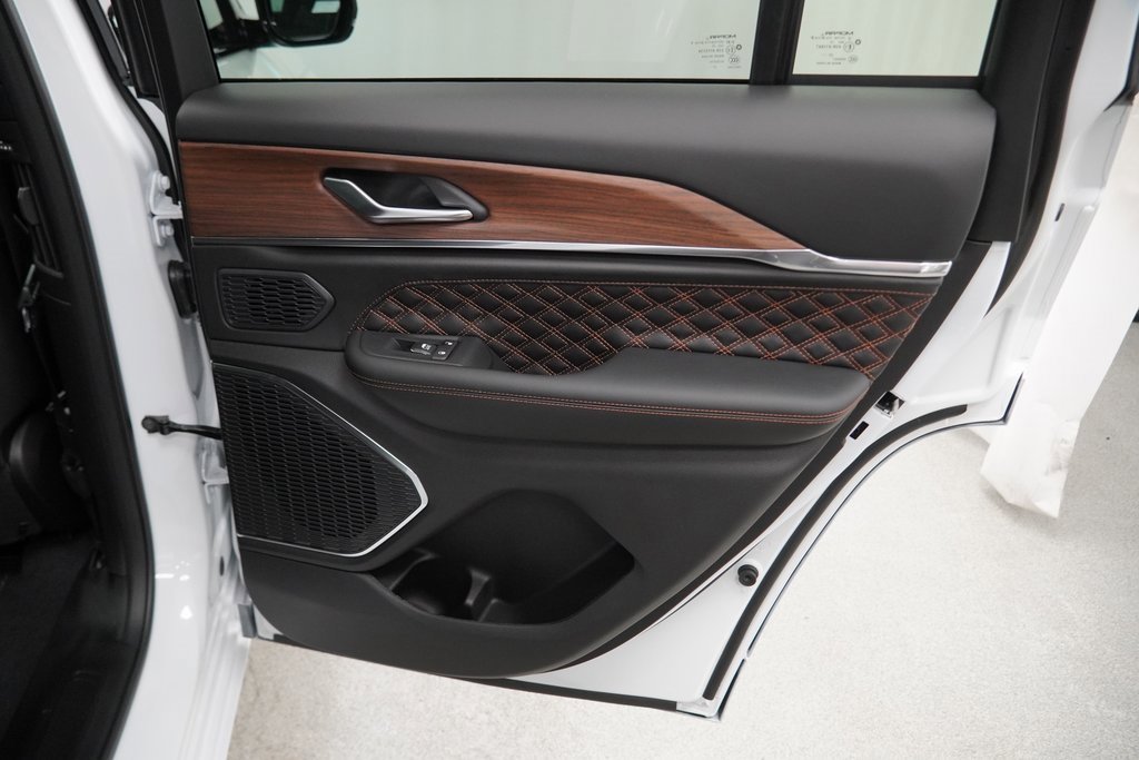 New 2025 Jeep Grand Cherokee Summit w/ Obsidian Package image 32