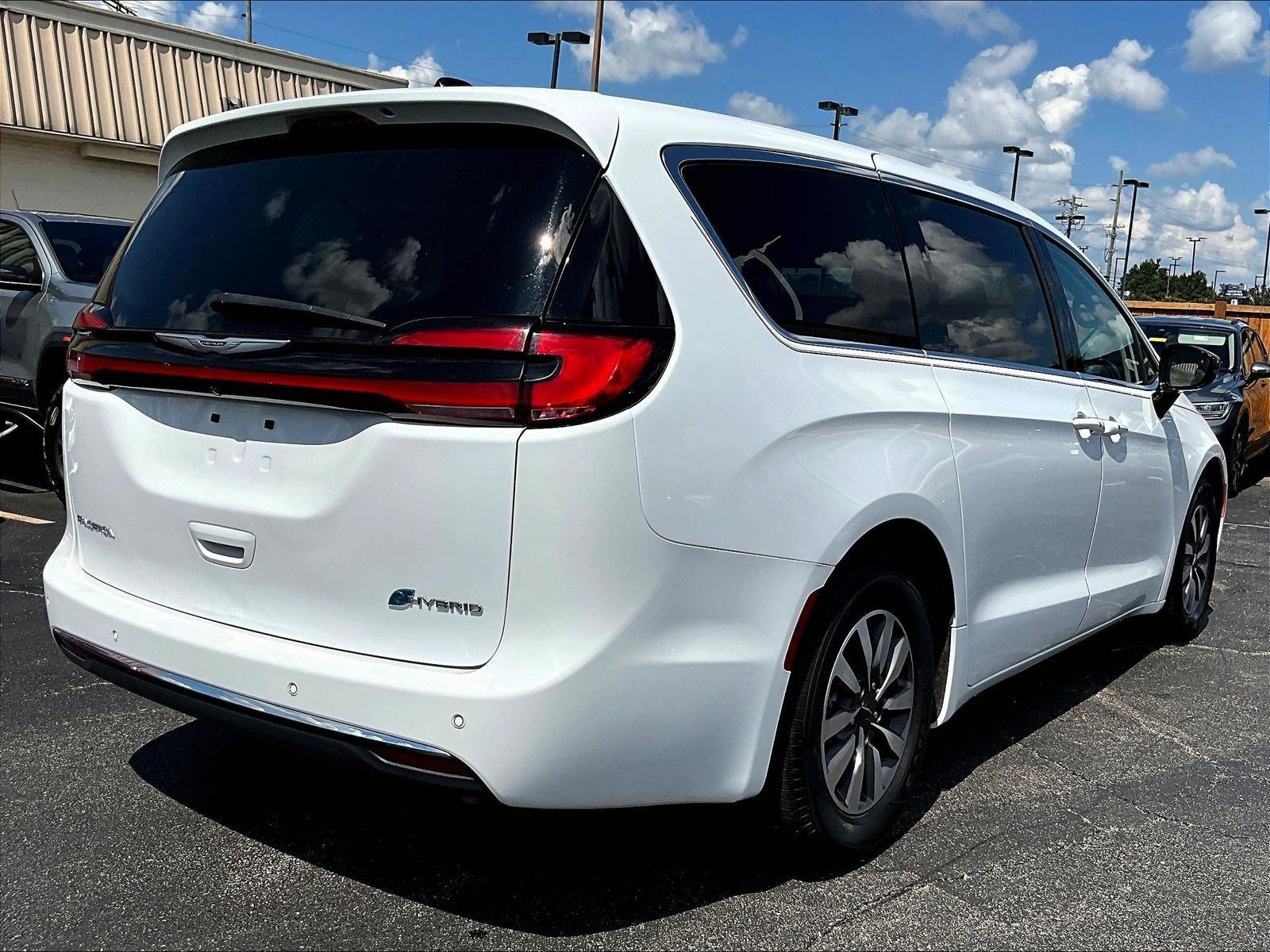 Used 2024 Chrysler Pacifica Limited FWD image 6
