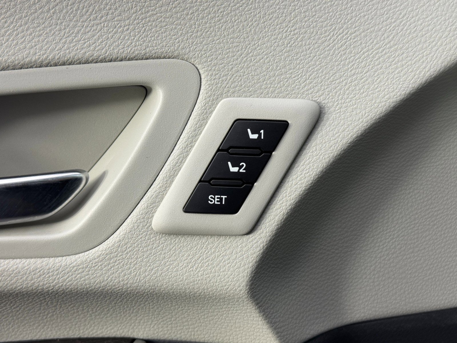 Used 2024 Toyota Sienna Limited image 18