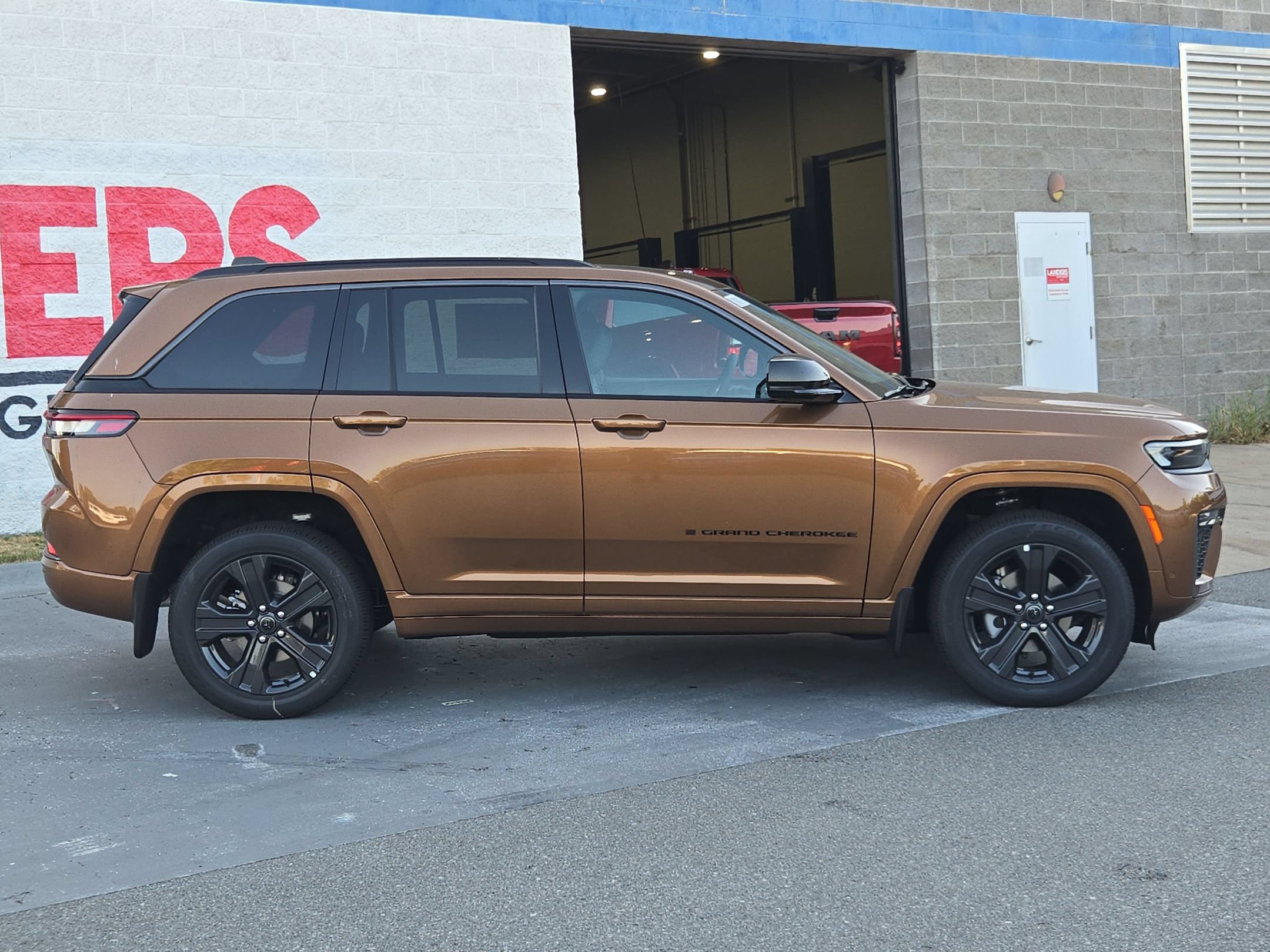 New 2027 Jeep Grand Cherokee Limited AWD/4WD image 8