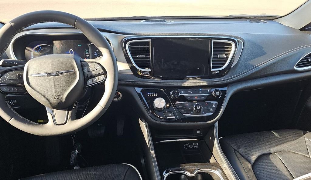 Used 2022 Chrysler Pacifica Limited w/ Uconnect Theater Family Group FWD image 9