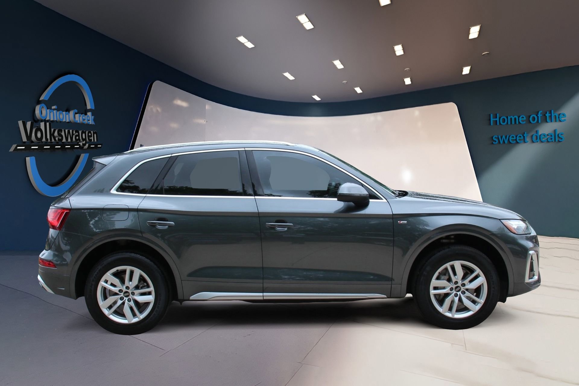 Used 2023 Audi Q5 2.0T Premium w/ Convenience Package image 4
