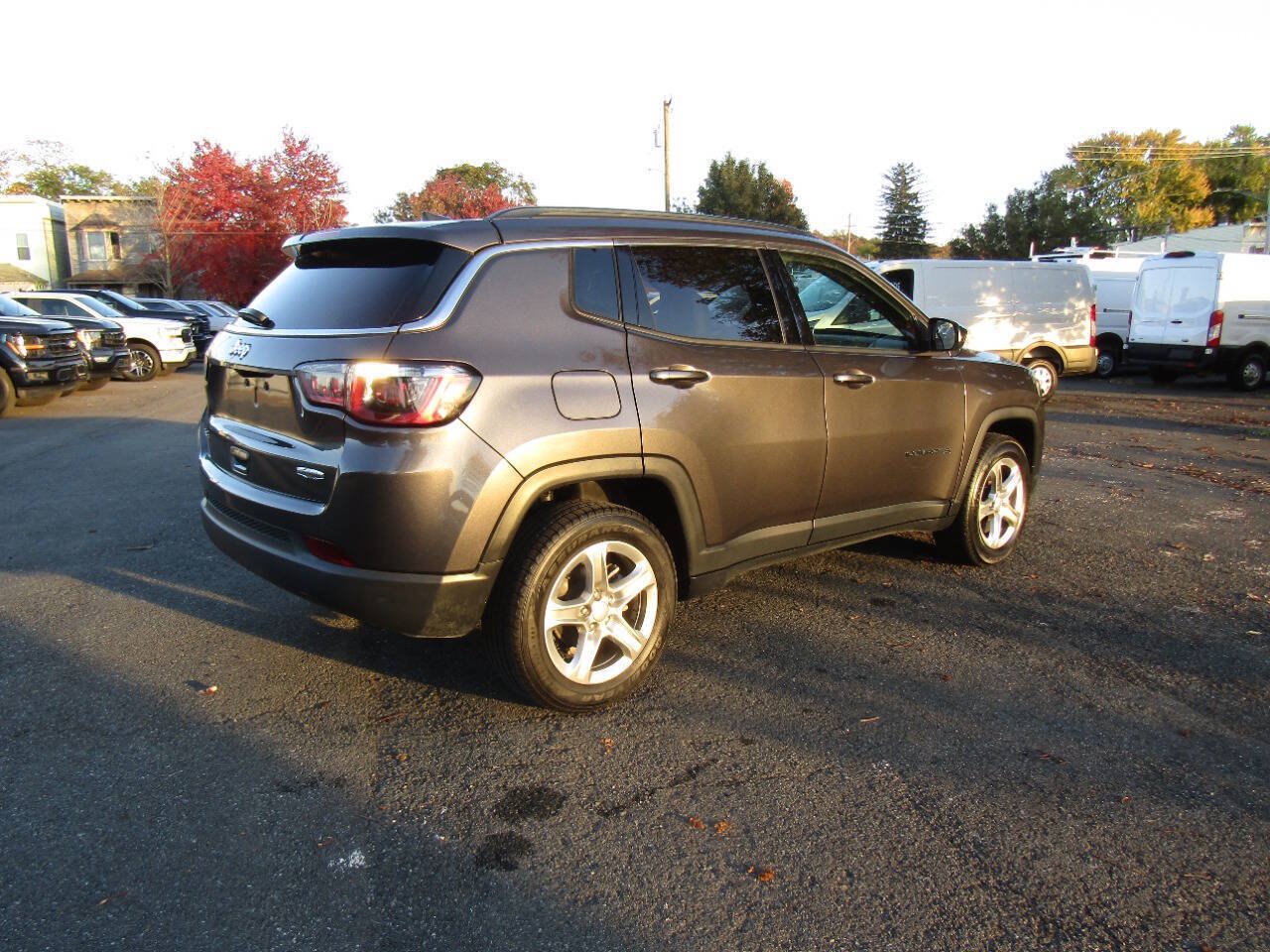 Used 2024 Jeep Compass Latitude AWD/4WD image 5