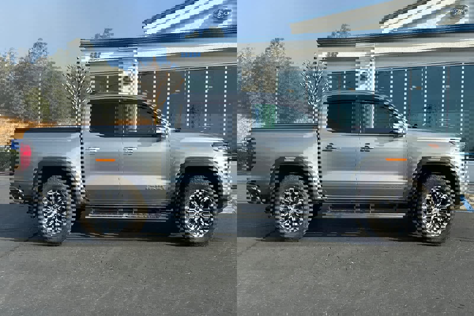 Used 2024 GMC Canyon Denali image 3