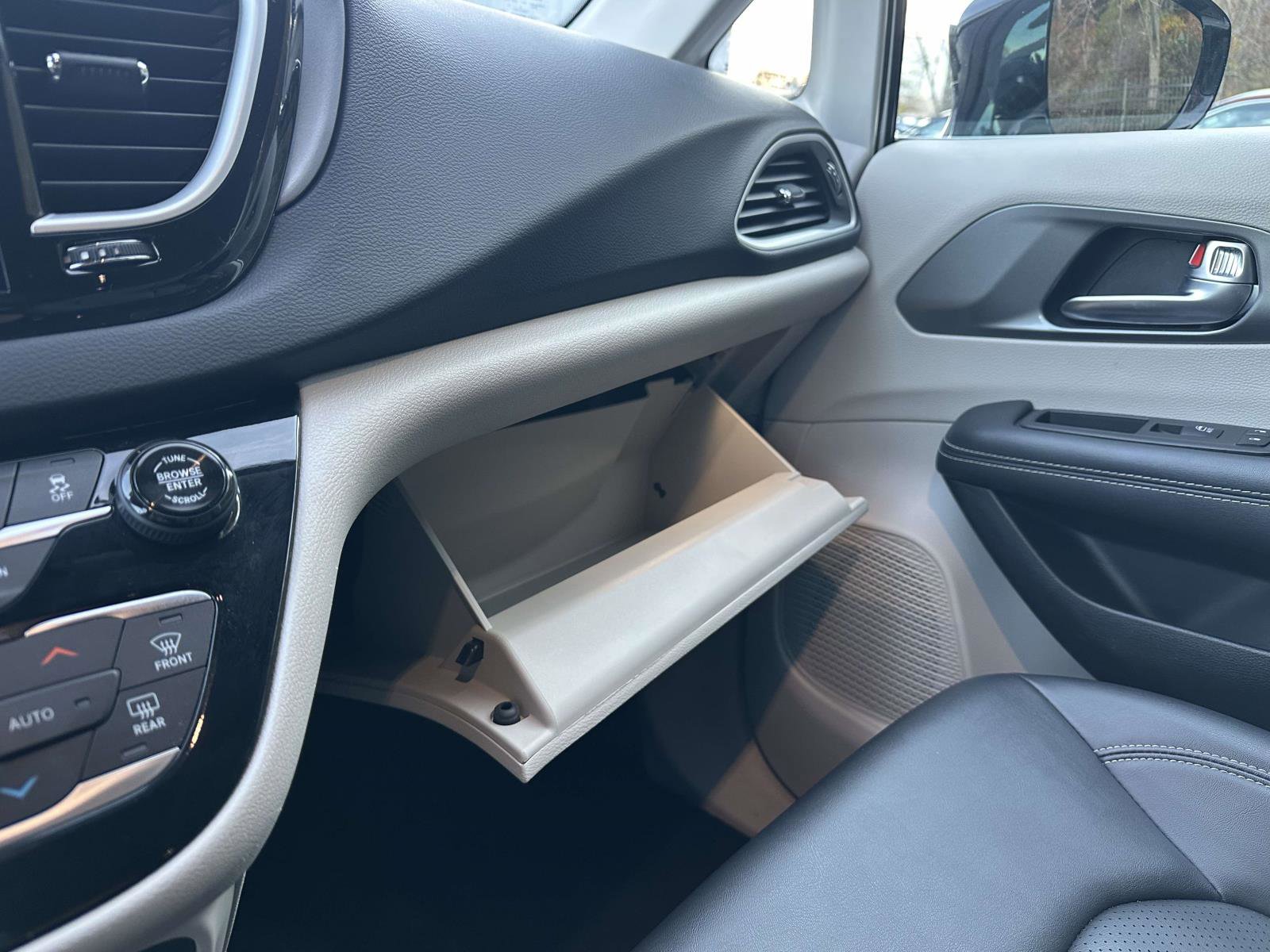 Used 2024 Chrysler Pacifica Touring-L image 18