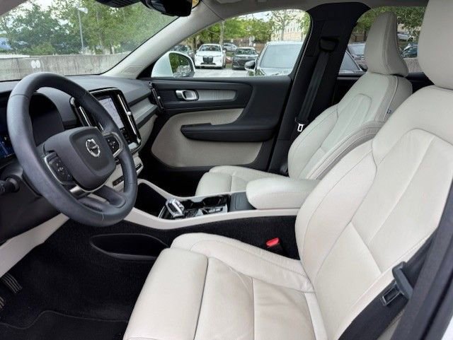 Used 2023 Volvo XC40 B5 Plus w/ Driver Assist Package AWD/4WD image 3