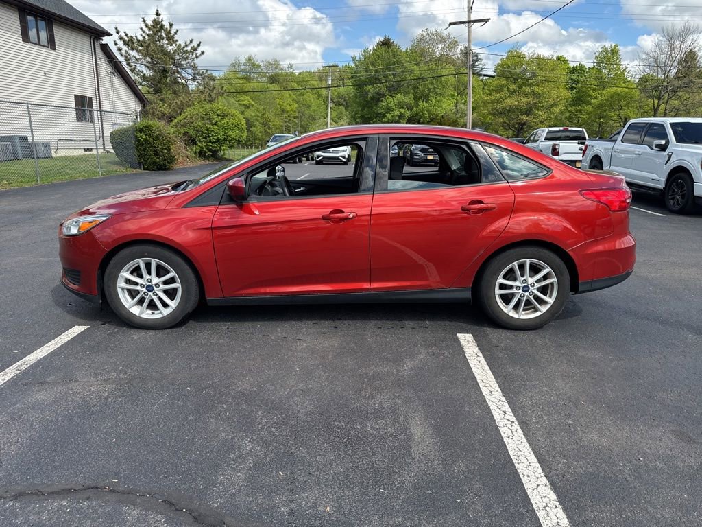 Used 2018 Ford Focus SE FWD image 2