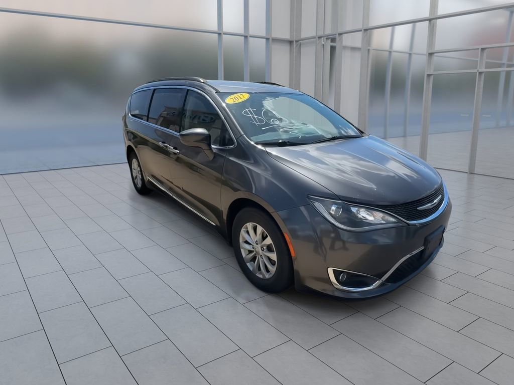 Used 2017 Chrysler Pacifica Touring-L FWD image 3