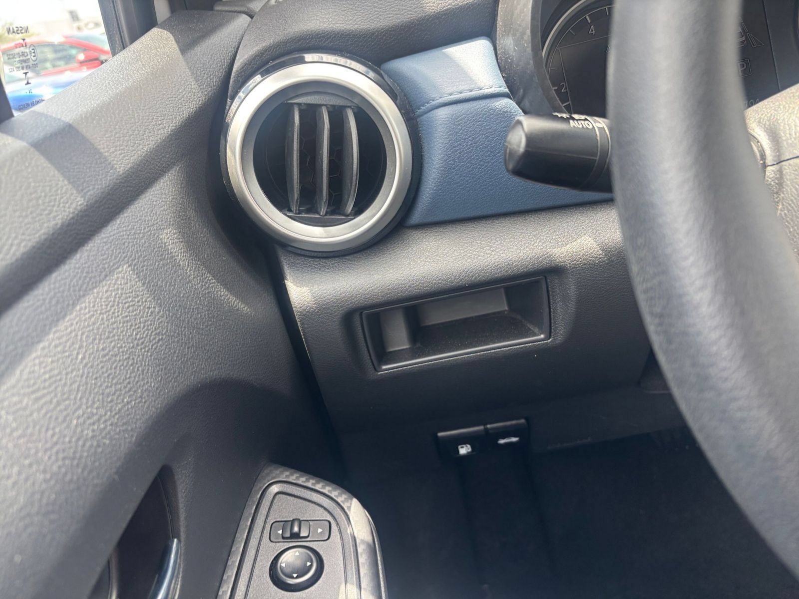 Used 2025 Nissan Versa SV FWD image 31
