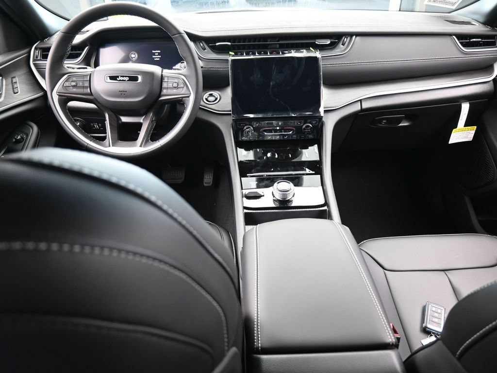 Used 2025 Jeep Grand Cherokee L Limited w/ Black Appearance Package AWD/4WD image 31