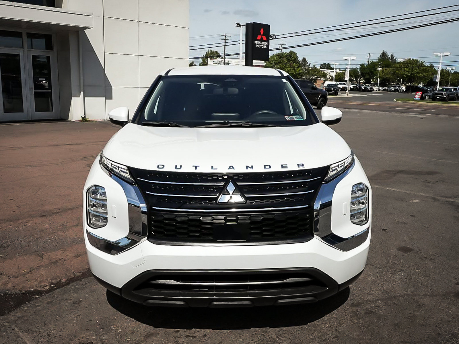Used 2023 Mitsubishi Outlander ES AWD/4WD image 2