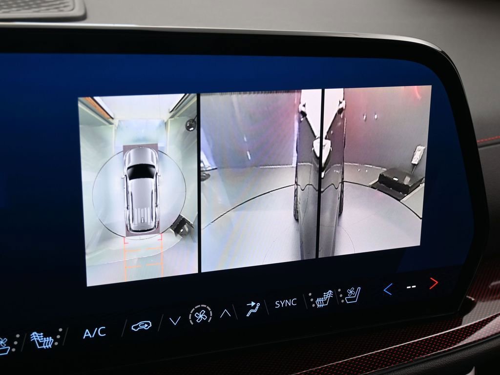 Used 2024 Chevrolet Traverse RS image 30