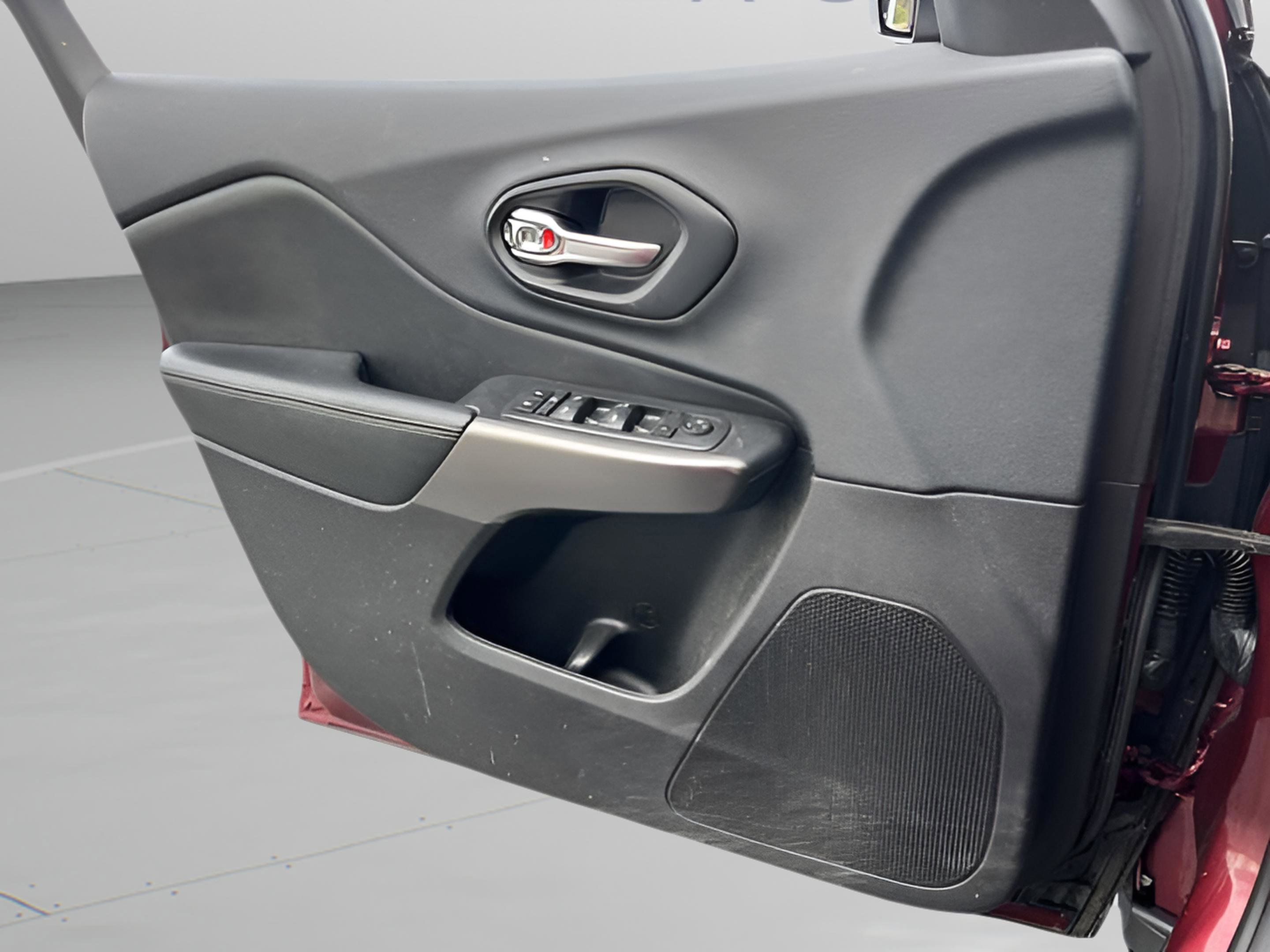 Used 2019 Jeep Cherokee Latitude w/ Popular Appearance Group FWD image 18