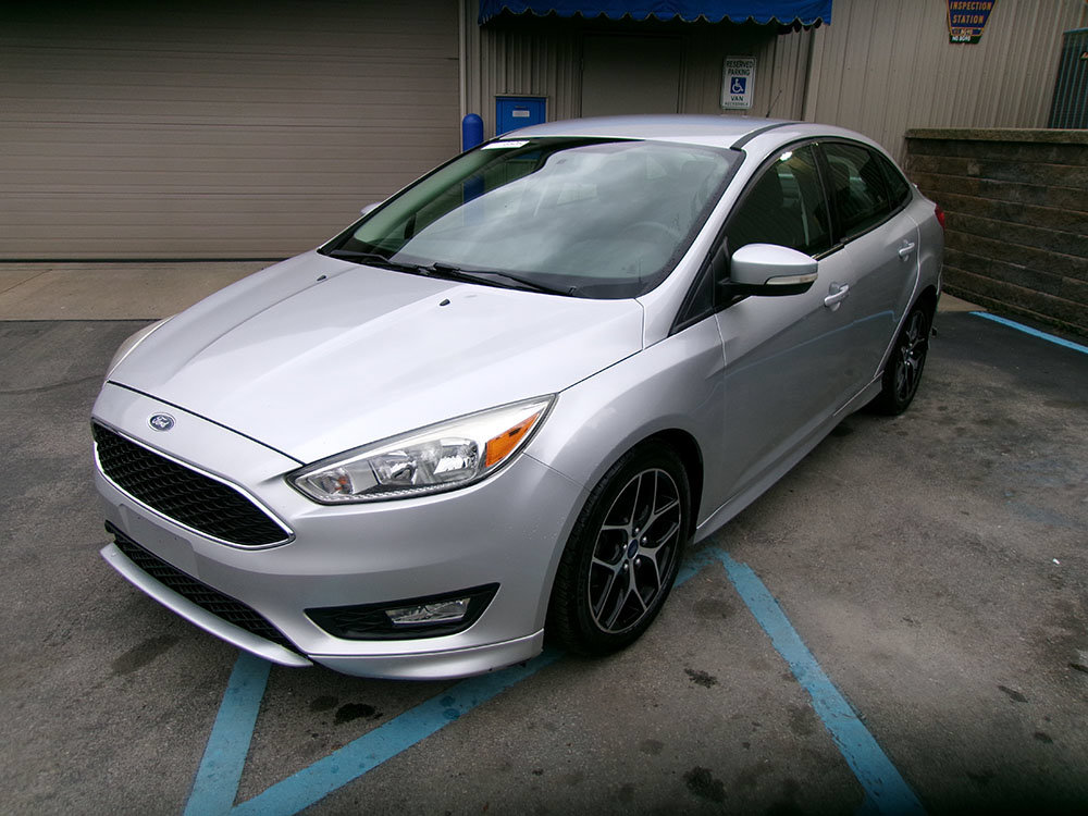 Used 2016 Ford Focus SE w/ SE Sport Package FWD image 1