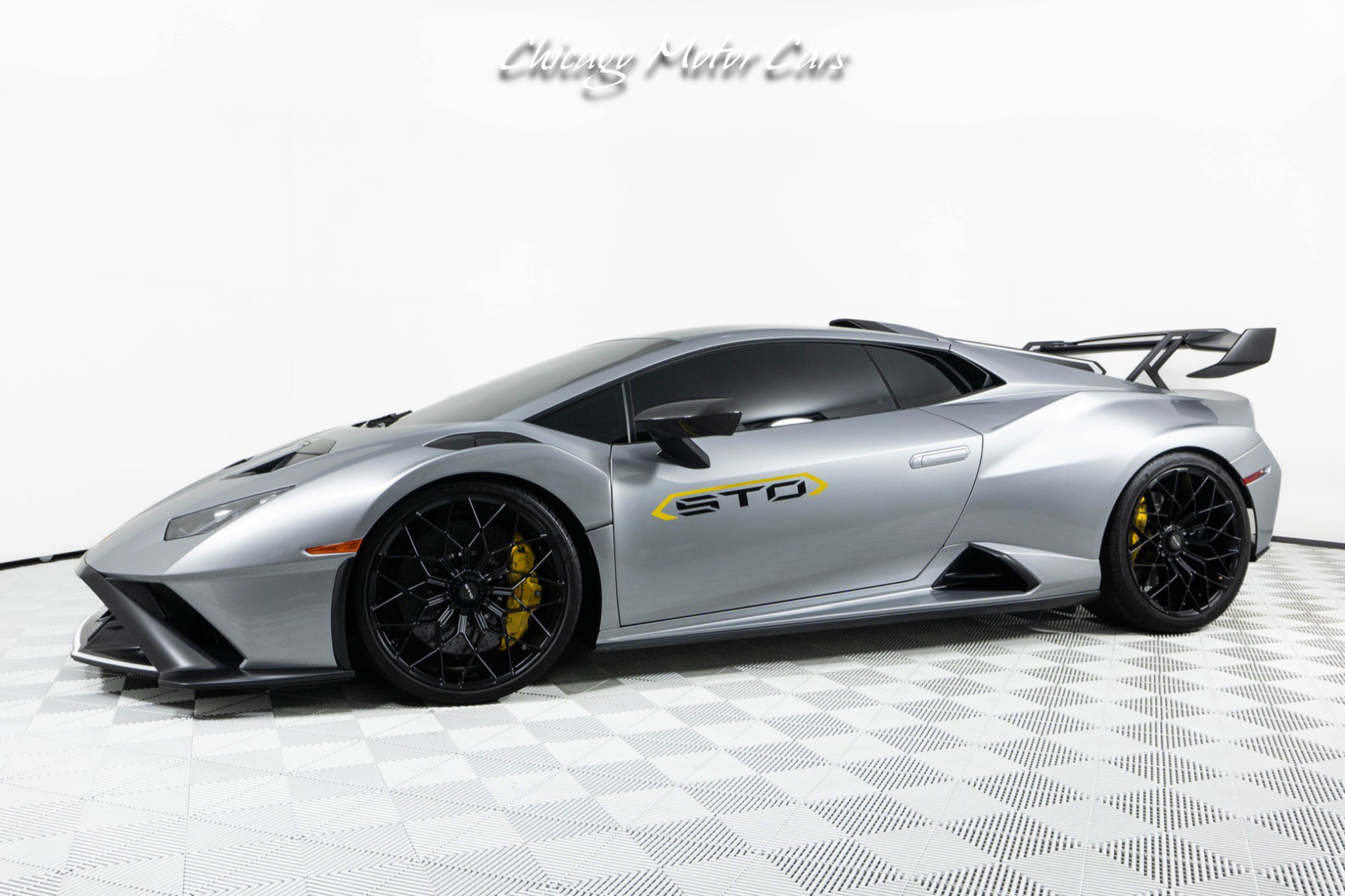 Used 2024 Lamborghini Huracan STO image 1