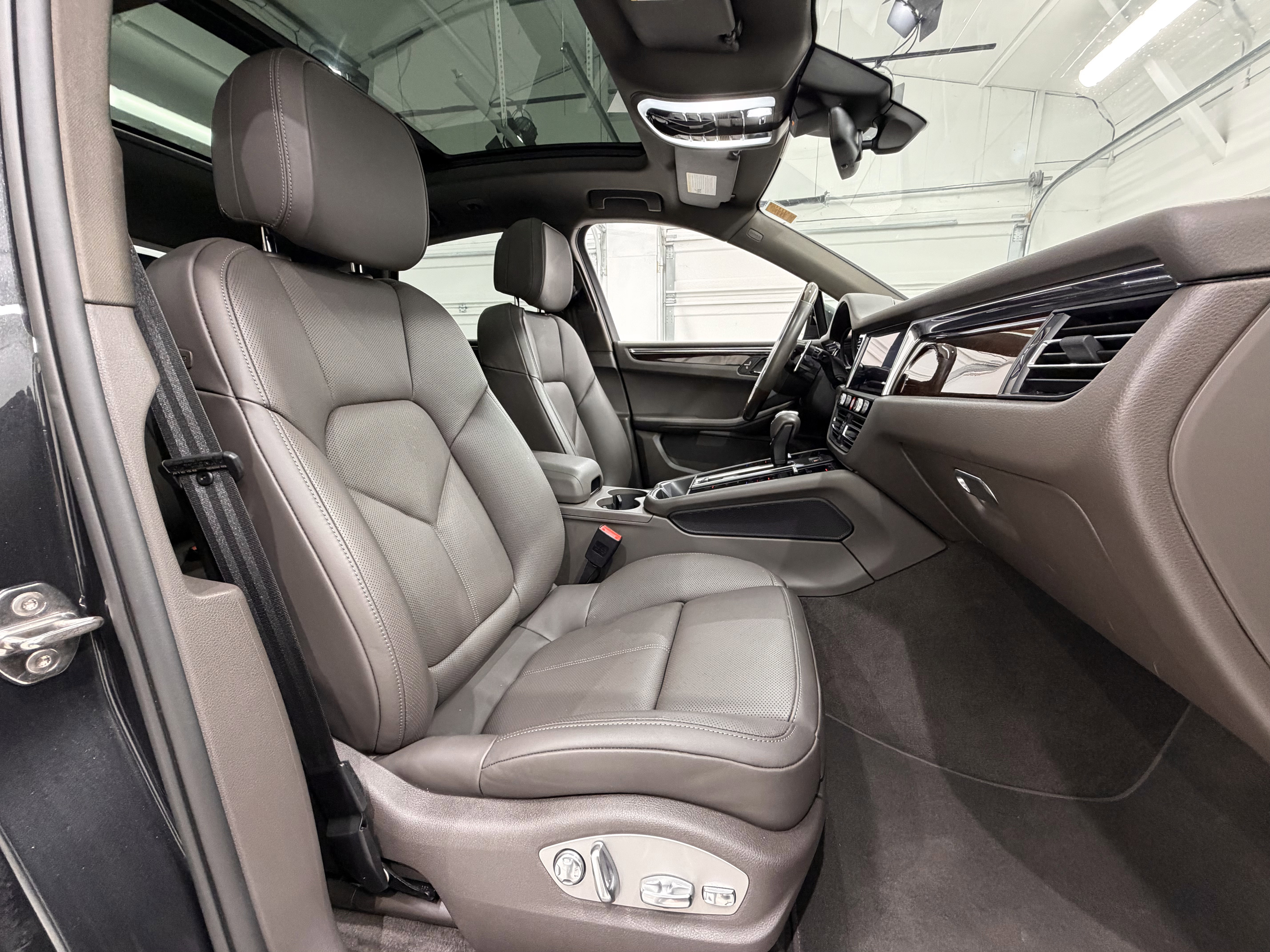 Certified 2025 Porsche Macan image 23