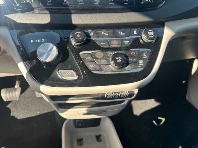 Used 2024 Chrysler Pacifica Touring-L FWD image 15